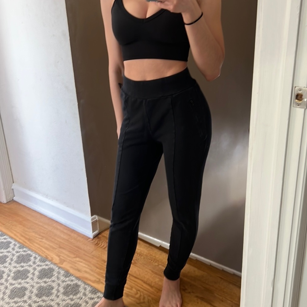 Aritzia joggers black